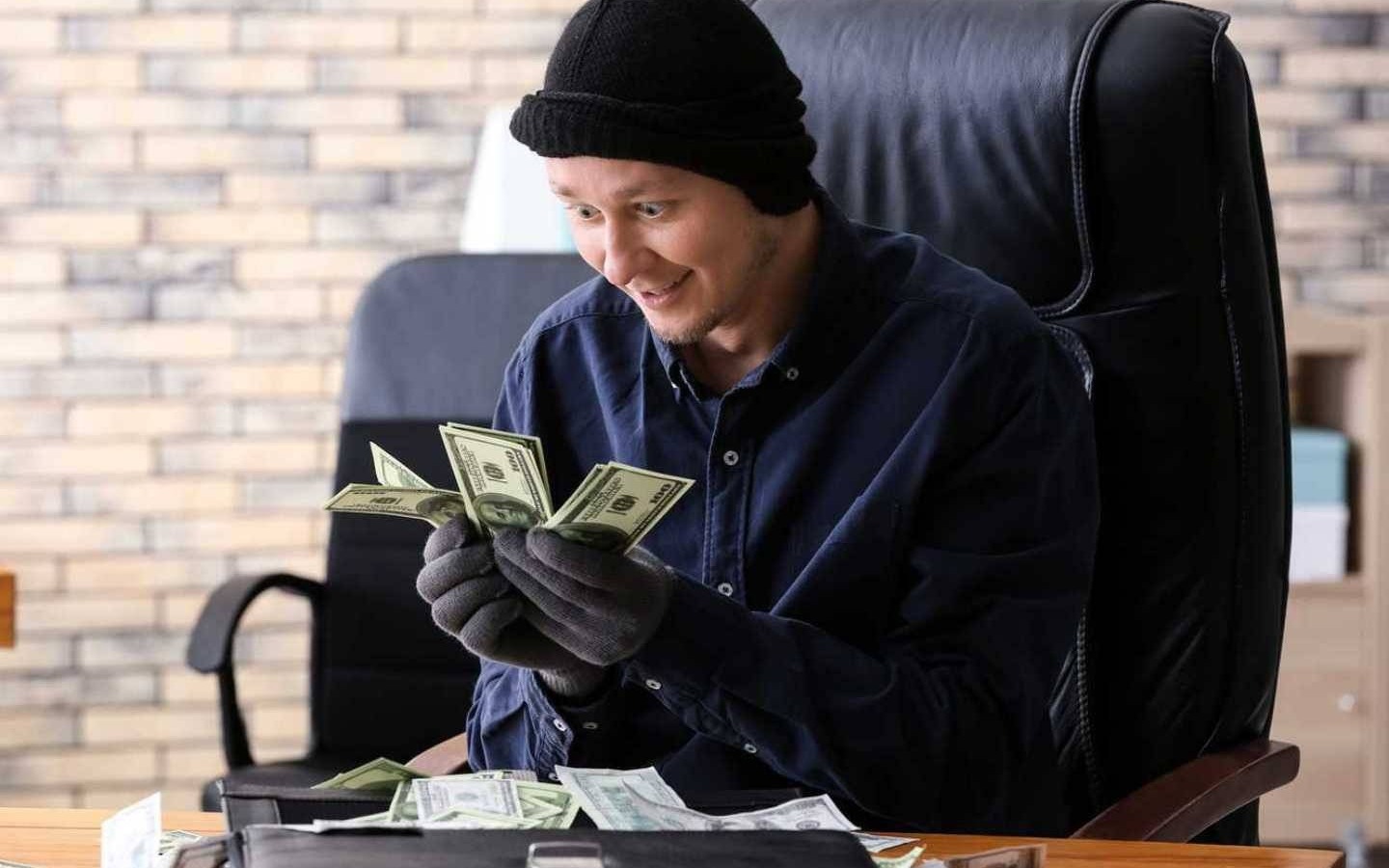 Rozbój w biały dzień. Ofiarą bandyty jest senior z Przeciszowa