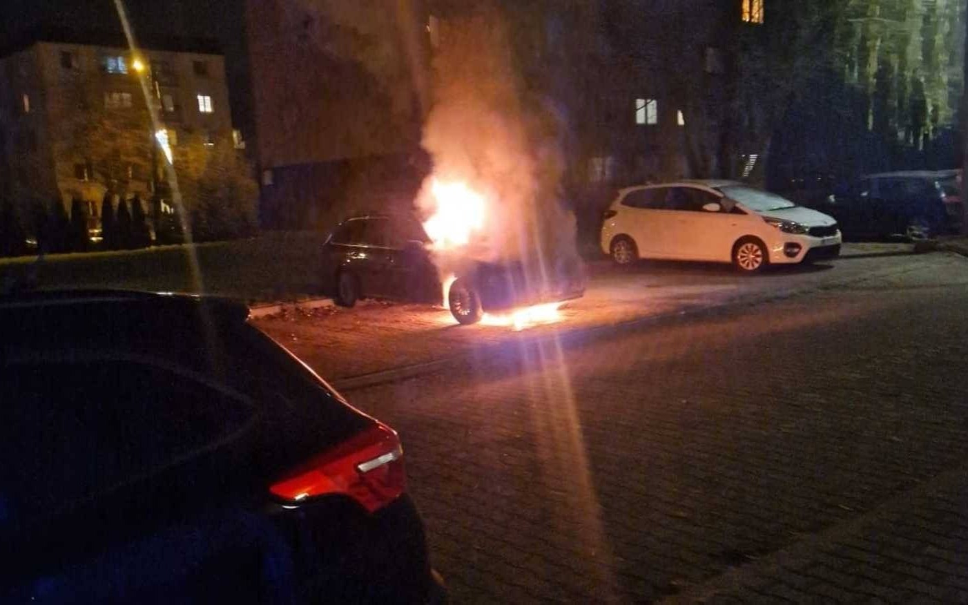 Samochód płonął na osiedlowym parkingu – FILM, FOTO