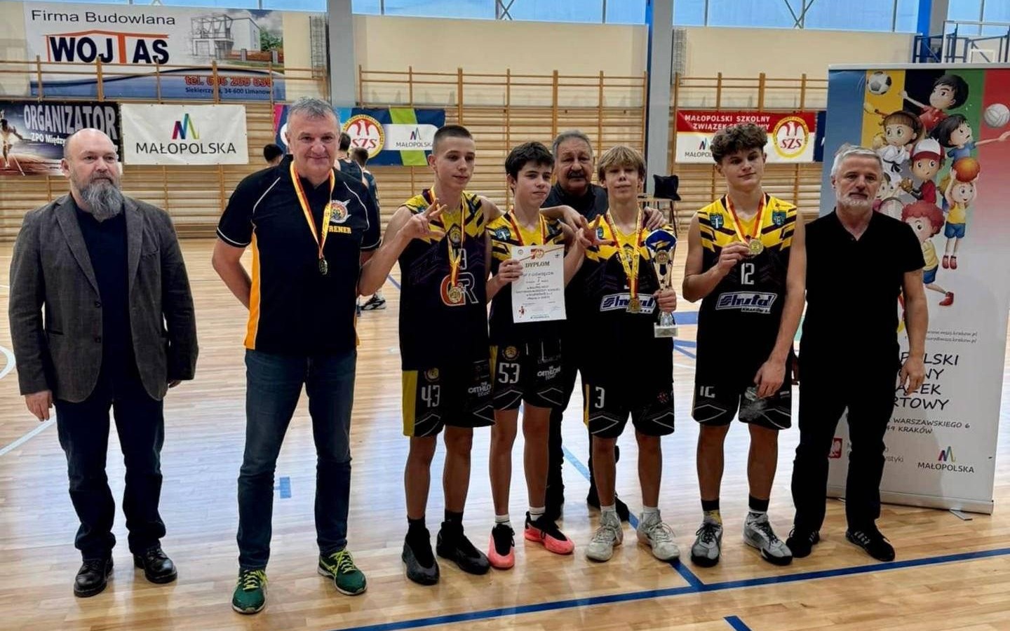 Dwójka nie bierze jeńców. Komplet zwycięstw i mistrzostwo Małopolski