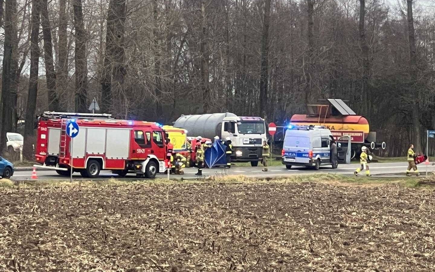 Ciężarówka potrąciła rowerzystkę. Krajówka zablokowana w obu kierunkach