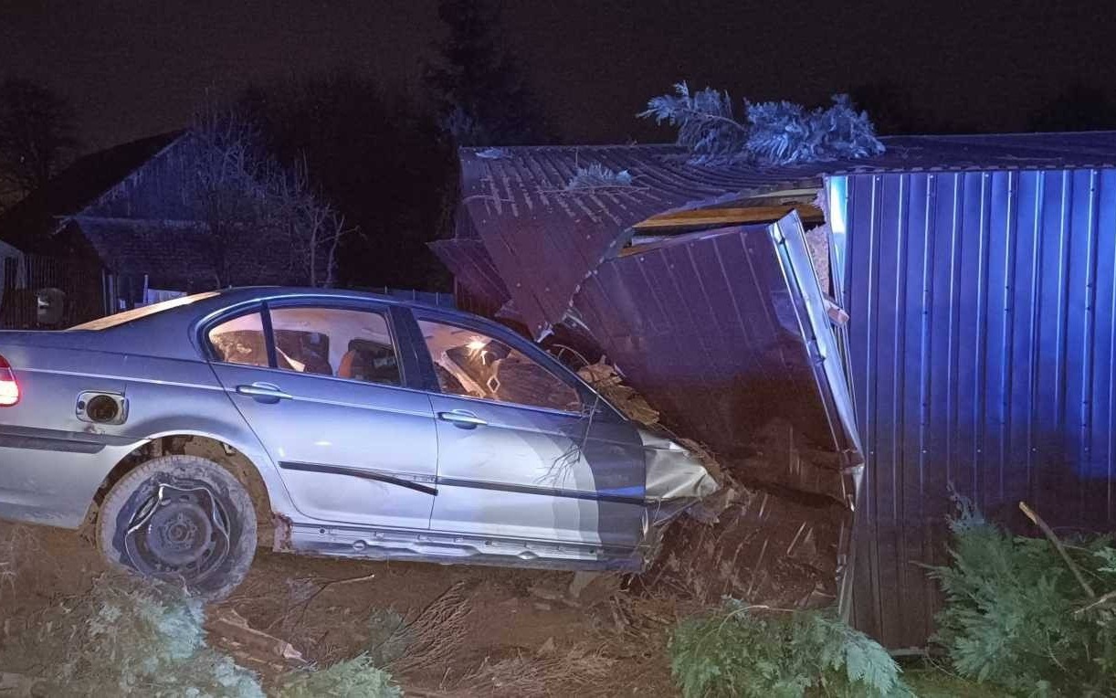 Wpadł na ogrodzenia i wbił się w metalowy garaż – FOTO