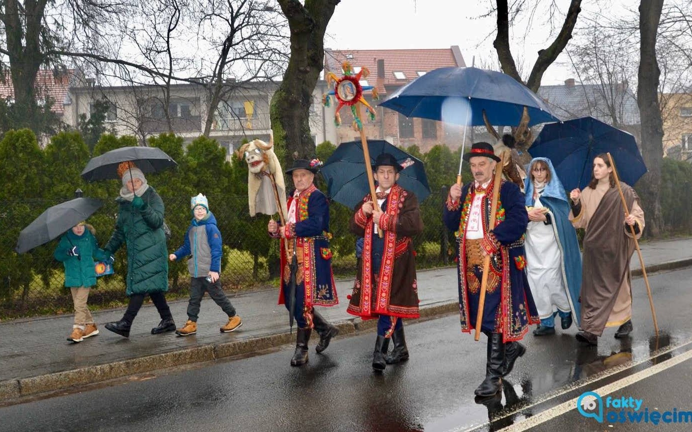 „Kłaniajcie się królowie”. Orszaki Trzech Króli przejdą ulicami powiatu