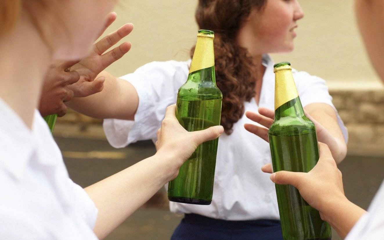 Nietrzeźwi nastolatkowie na szkolnej dyskotece