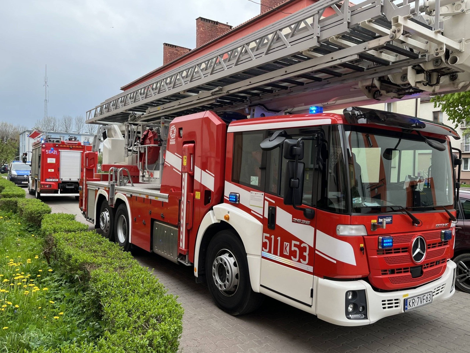 Seniorka potrzebowała pomocy. Strażacy wyważyli drzwi do mieszkania