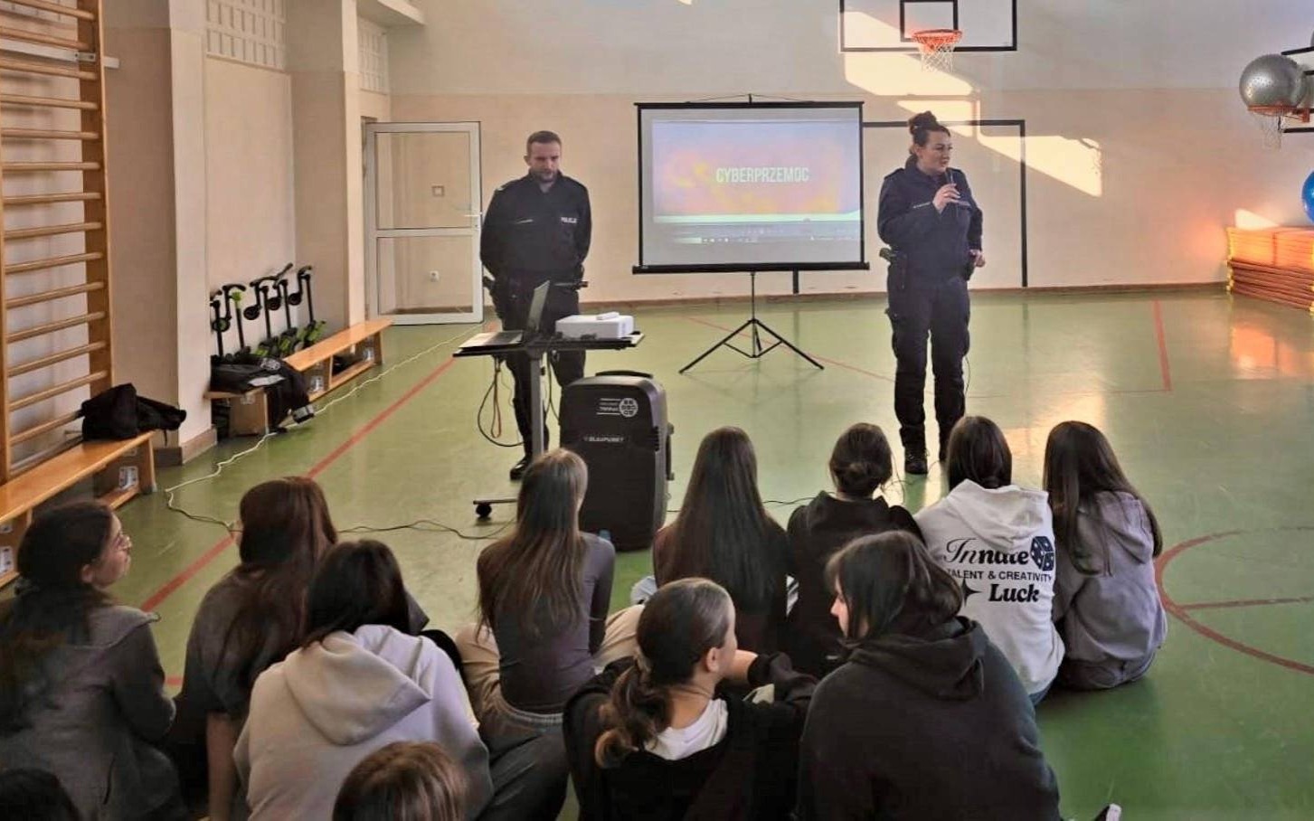 Hejt, oszustwa, przemoc. Policja edukuje młodzież o Internecie