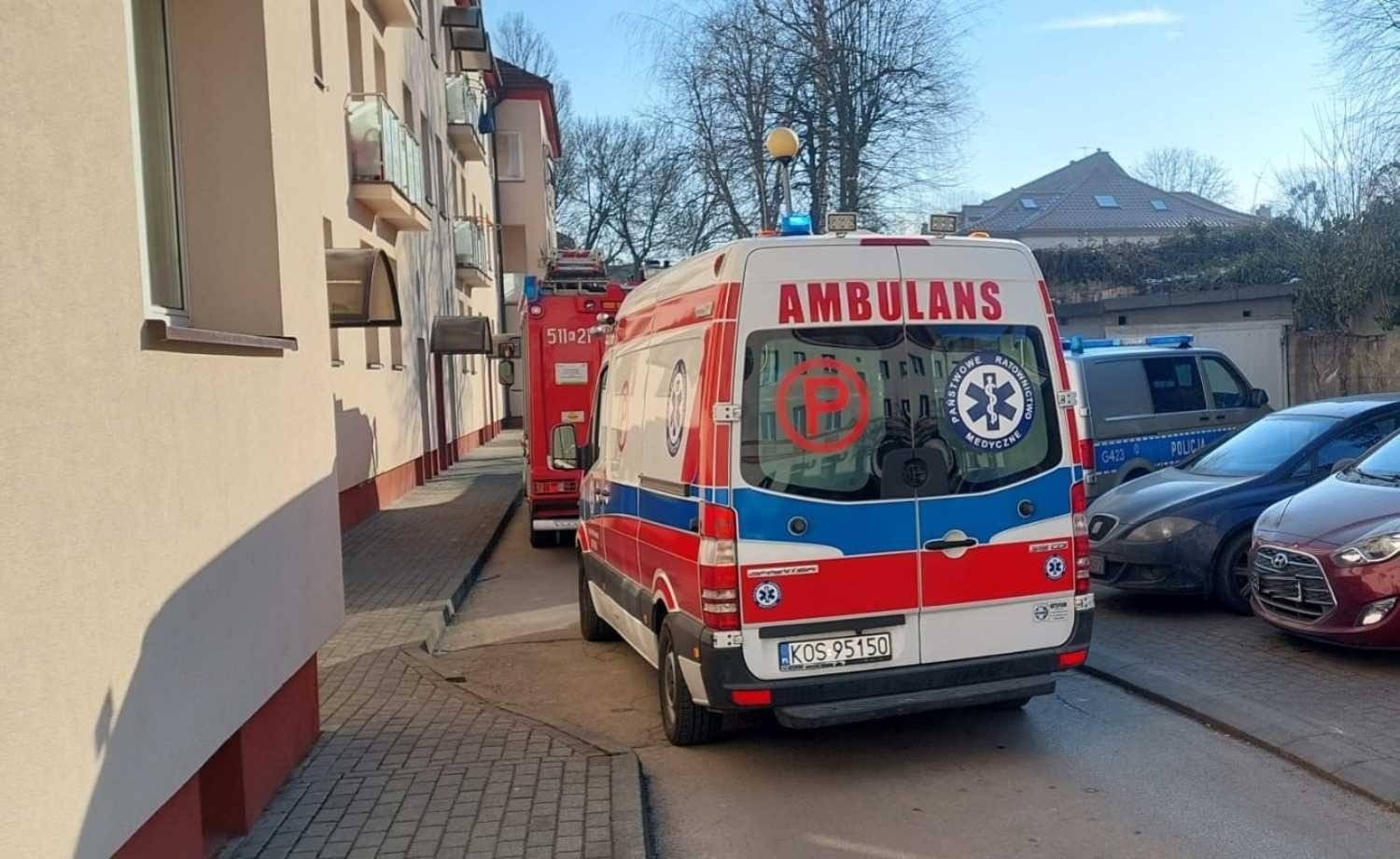 Seniorka była sama w mieszkaniu. Wymagała pomocy służb ratunkowych