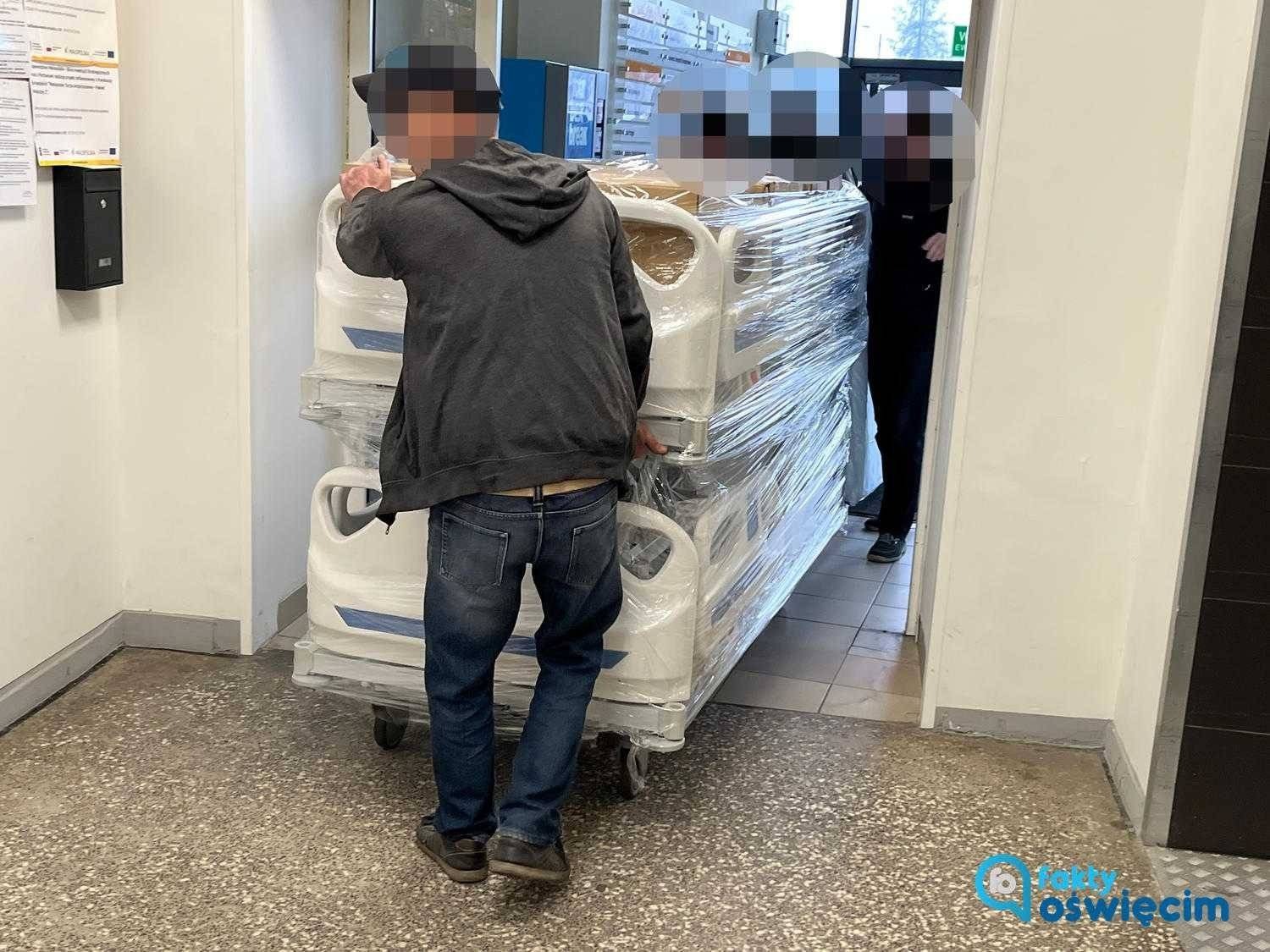 Nowe łóżka na oddział dziecięcy przyjechały do szpitala – FOTO