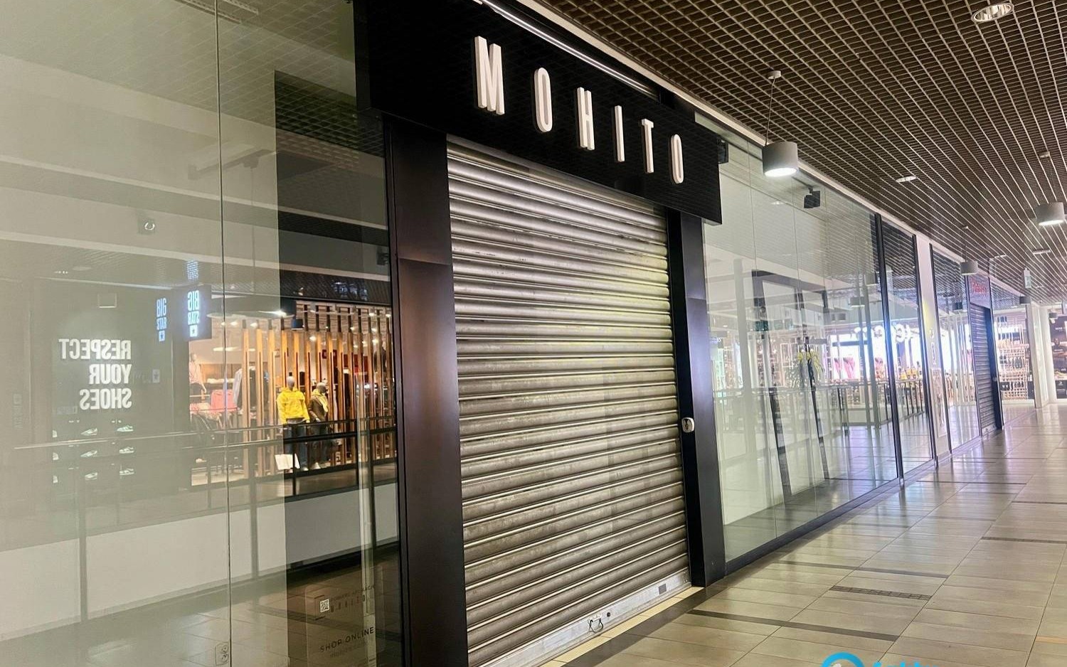 Znane sieciówki zniknęły z Niwy. Lokale stoją puste – FOTO