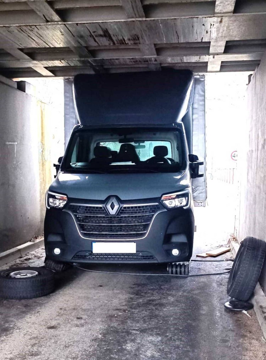 Wjechał, gdzie nie powinien i zaklinował się dostawczakiem