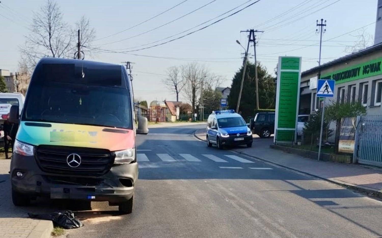 Zdarzenie osobówki z busem. Kobieta trafiła do szpitala