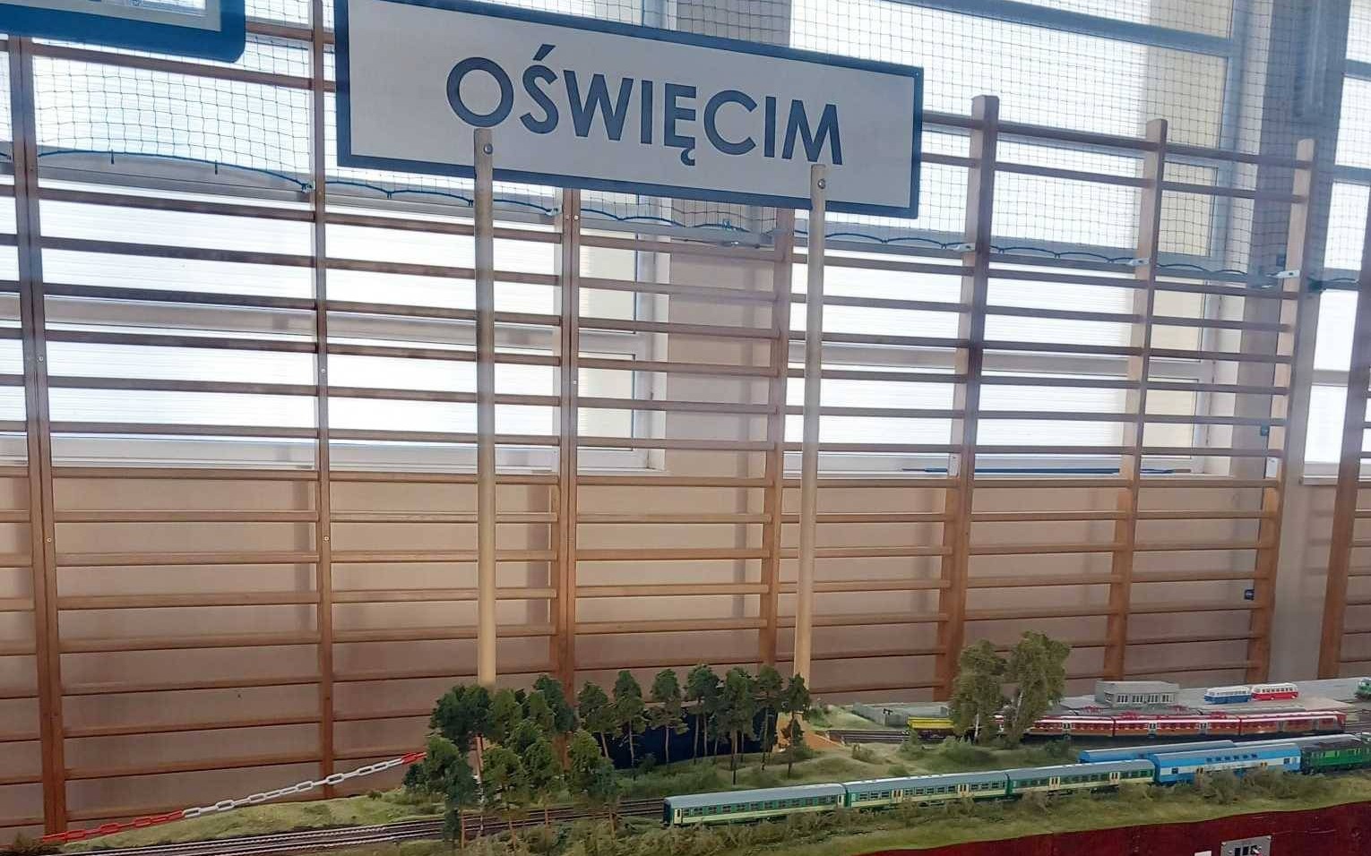 Modelarze z Piętruska pokazali pod Grudziądzem stację Oświęcim – FILM, FOTO