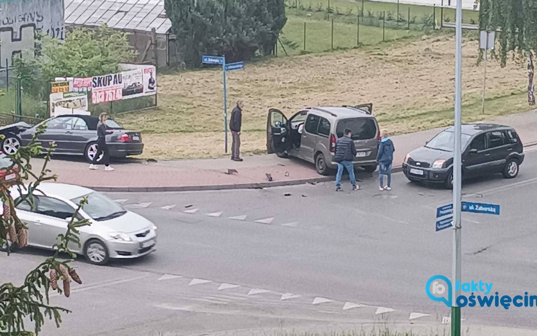 Kraksa dwóch peugeotów i bmw – FOTO