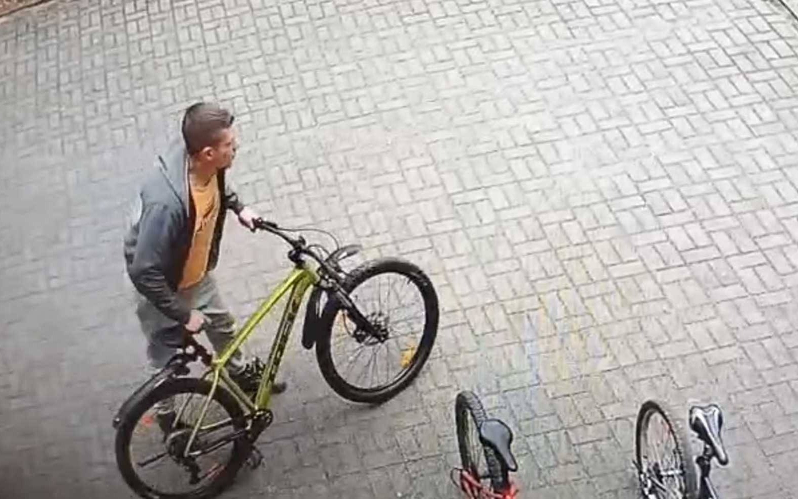 Złodzieja roweru uwieczniła kamera monitoringu- FOTO