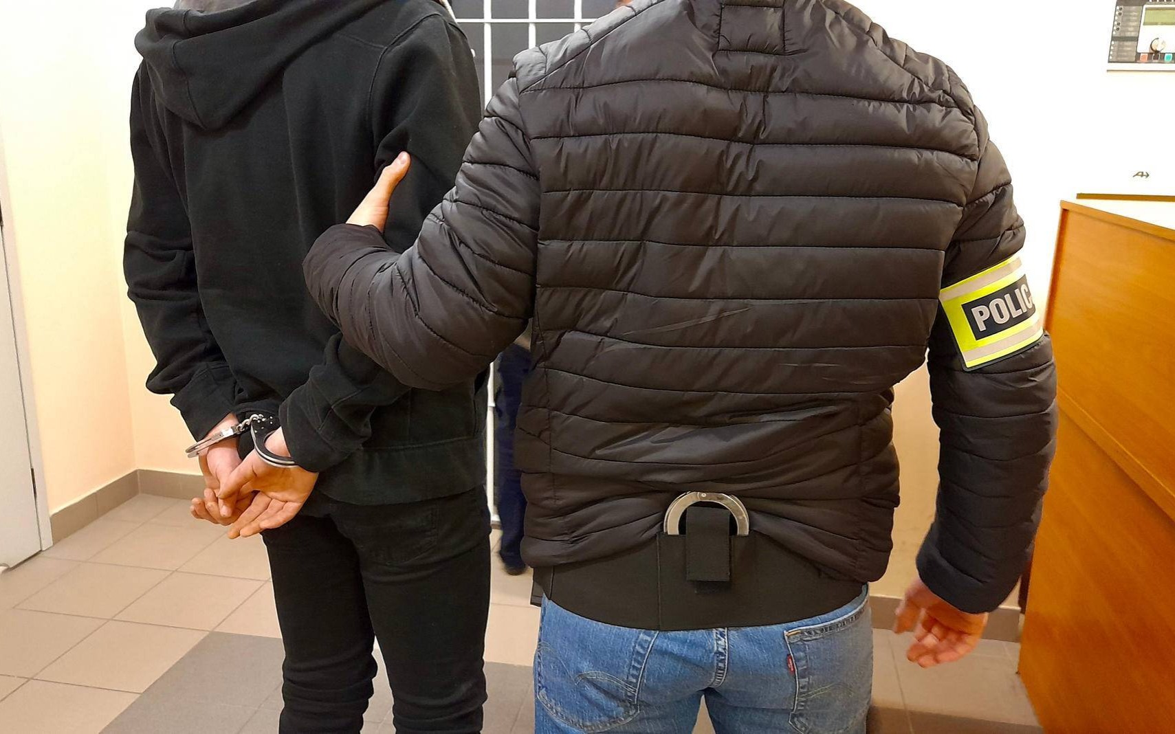 Pościg na Starym Mieście. Policjanci zatrzymali poszukiwanego