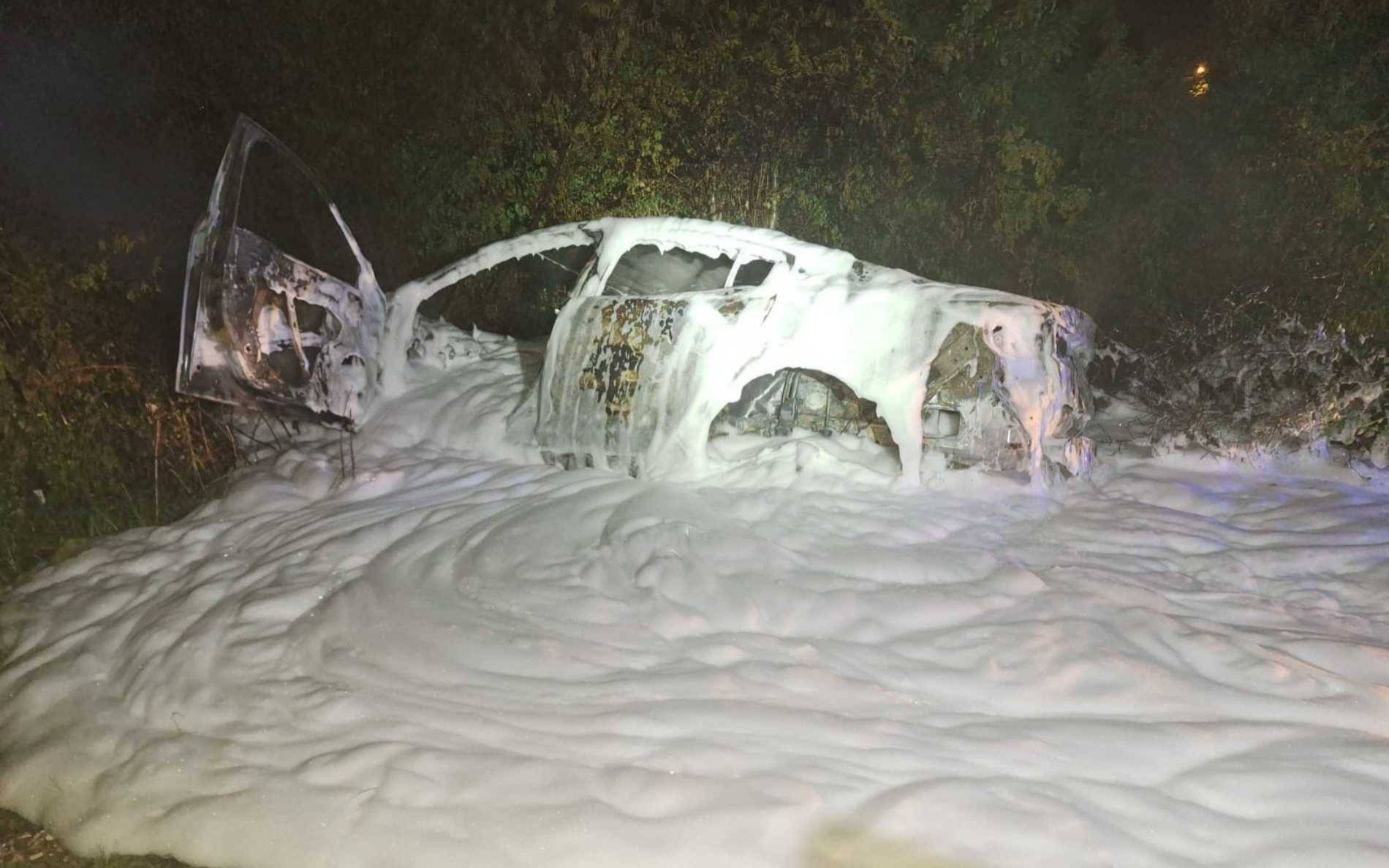 Samochód wjechał do rowu i spłonął