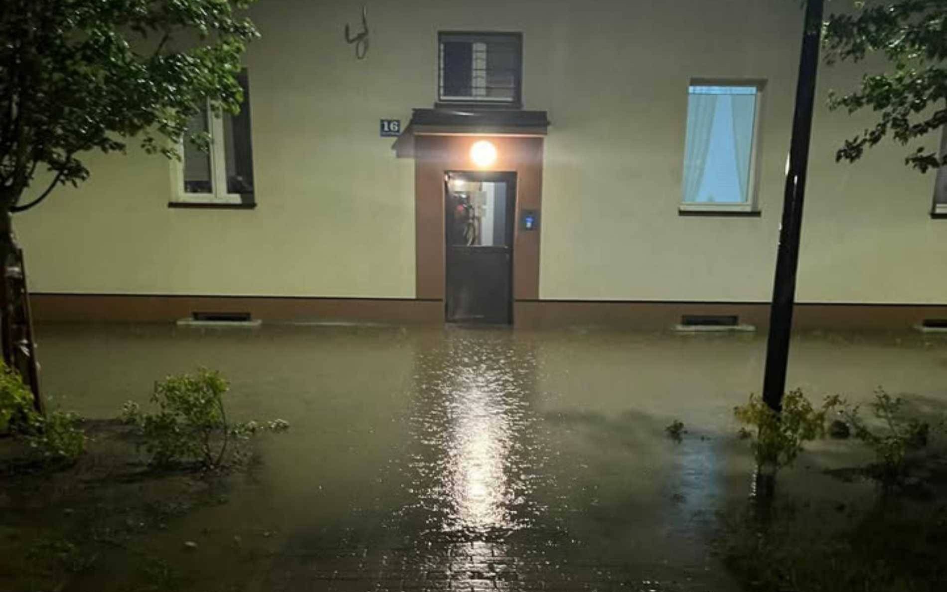 Woda zalewa modernizowane osiedle Pileckiego – FILM, FOTO