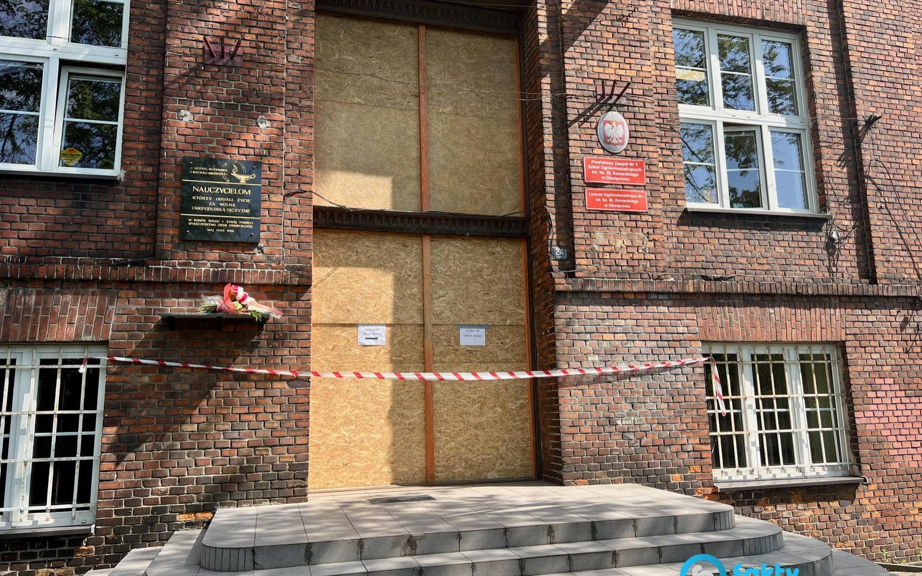 Renowacja drzwi liceum im. Konarskiego ruszyła pełną parą – FOTO