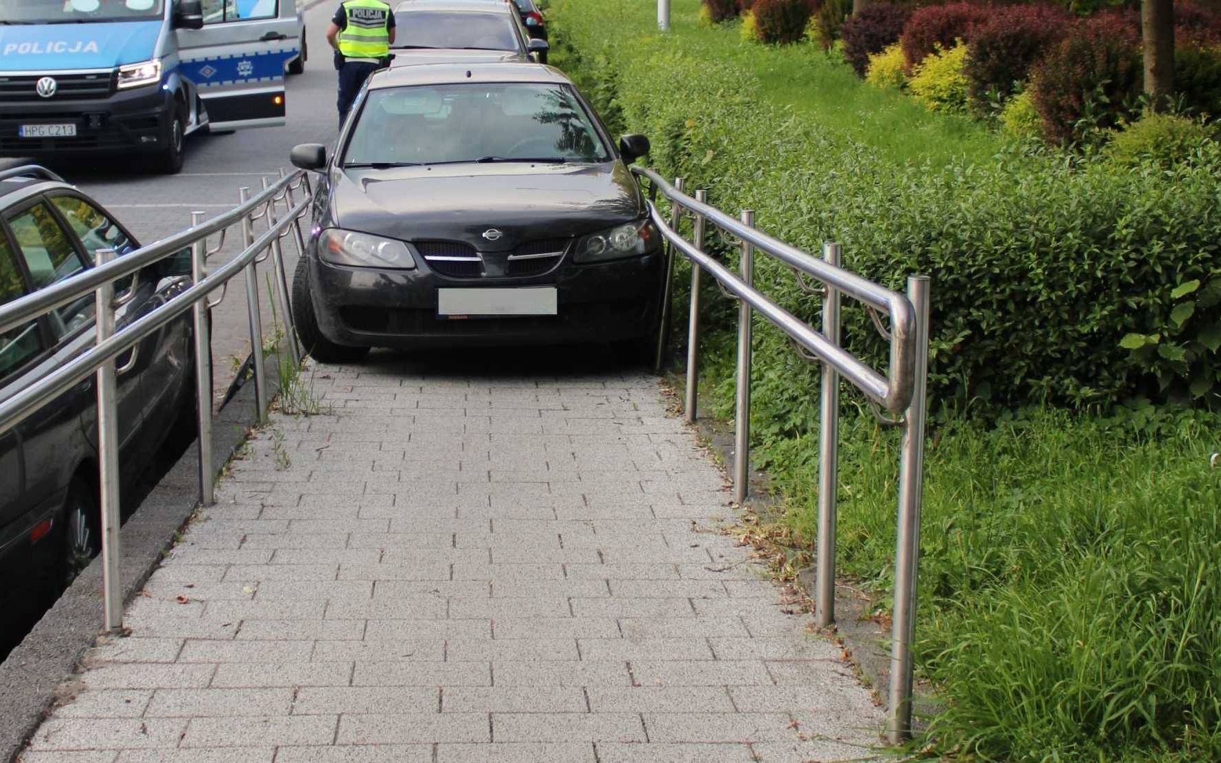 Wjechał samochodem na podjazd dla wózków. Świadkowie zabrali mu kluczyki