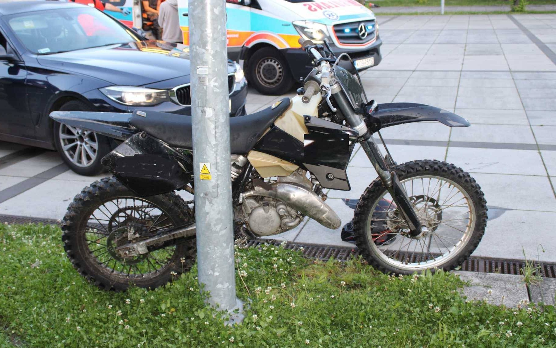 Nastoletni motocyklista podczas ucieczki potrącił policjanta