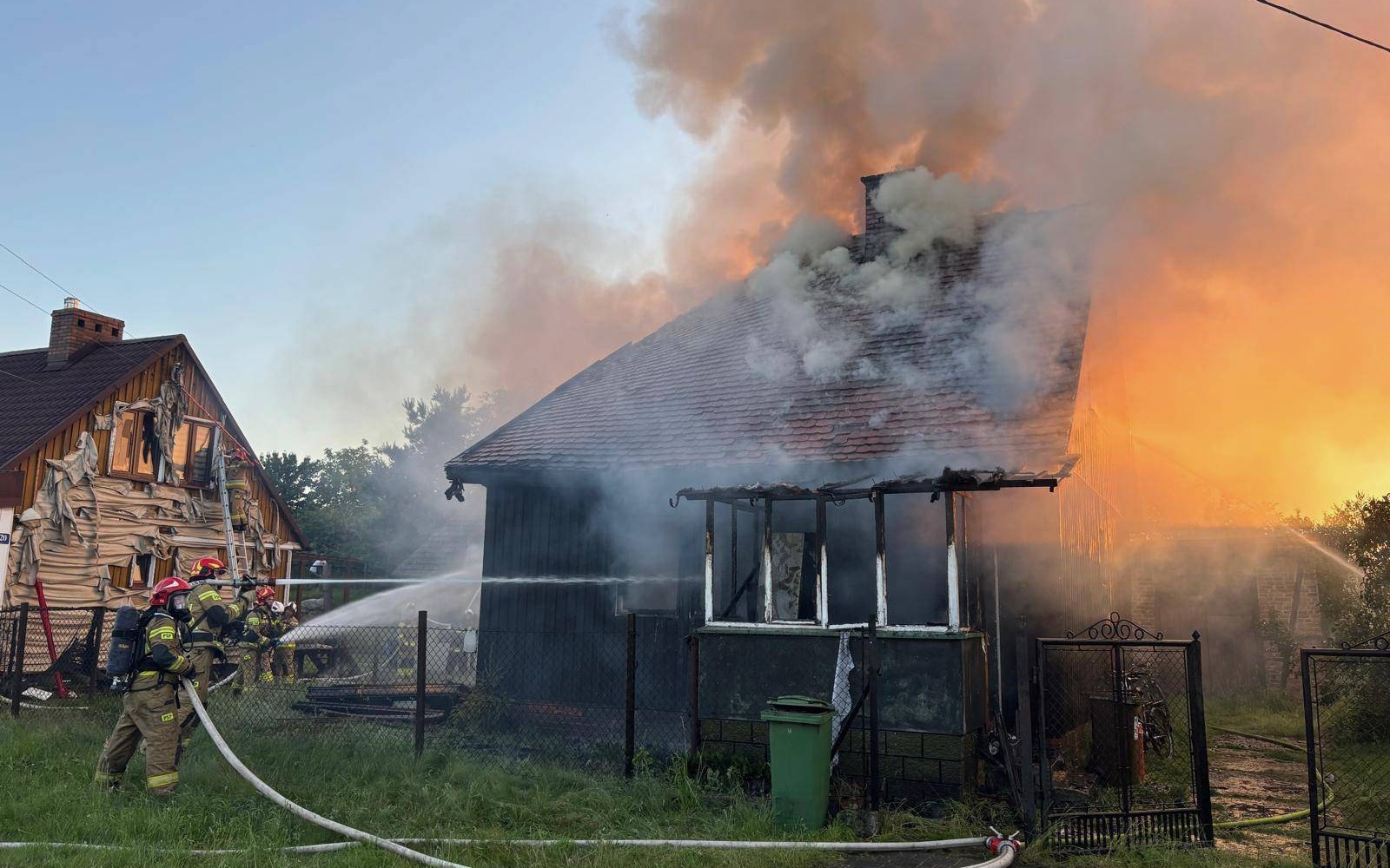 Ogień w Brzeszczach. Strażacy walczyli z żywiołem