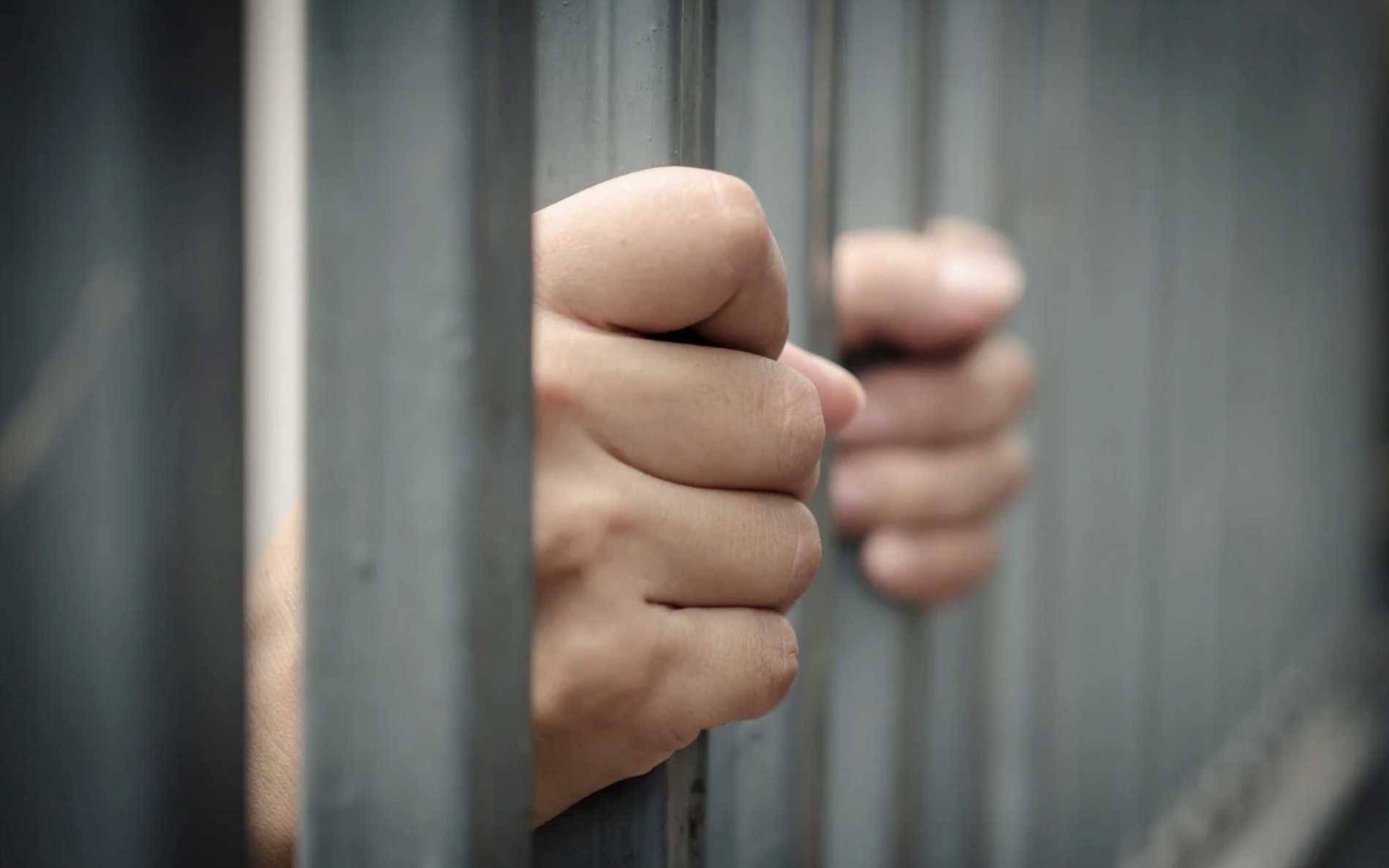 Pracownice stacji paliw odebrały kierowcy kluczyki od samochodu