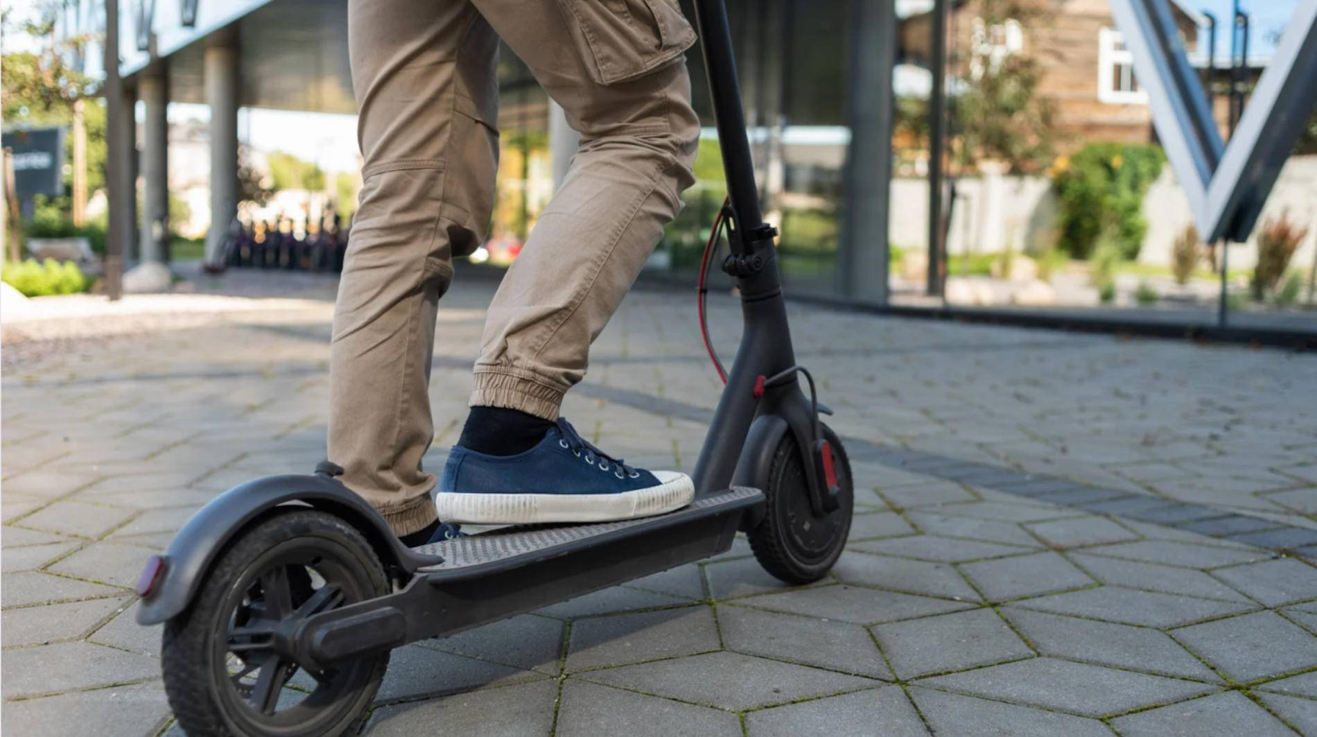 Rodzicu, pilnuj dziecka. Hulajnoga to nie zabawka