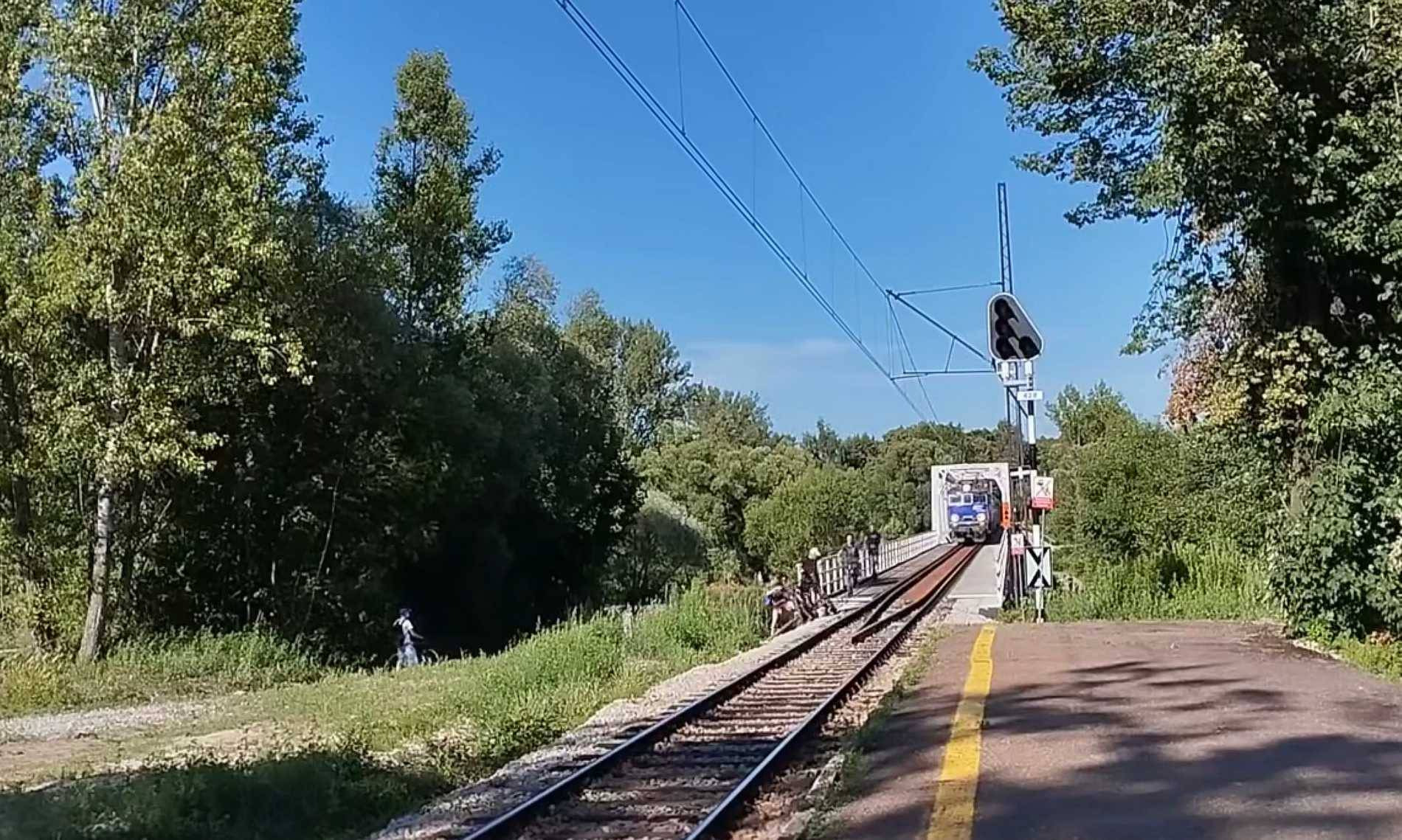 Nastolatkowie na torowisku. Zatrzymali pociąg dalekobieżny – FILM