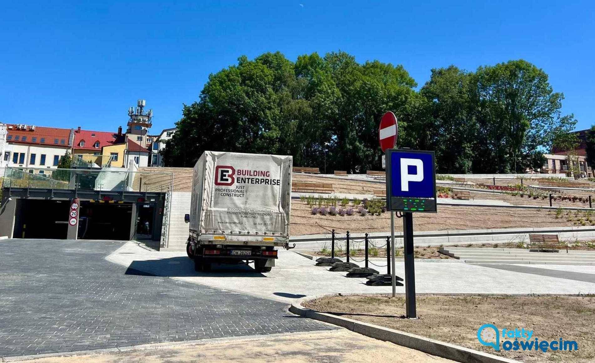 Dziewięć samochodów na nowym parkingu – FOTO