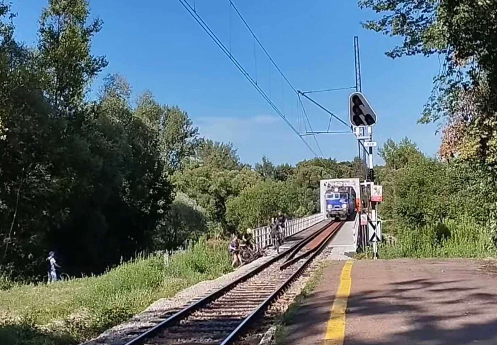 Młodzi ludzie na moście kolejowym. Będzie ciąg dalszy – AKTUALIZACJA