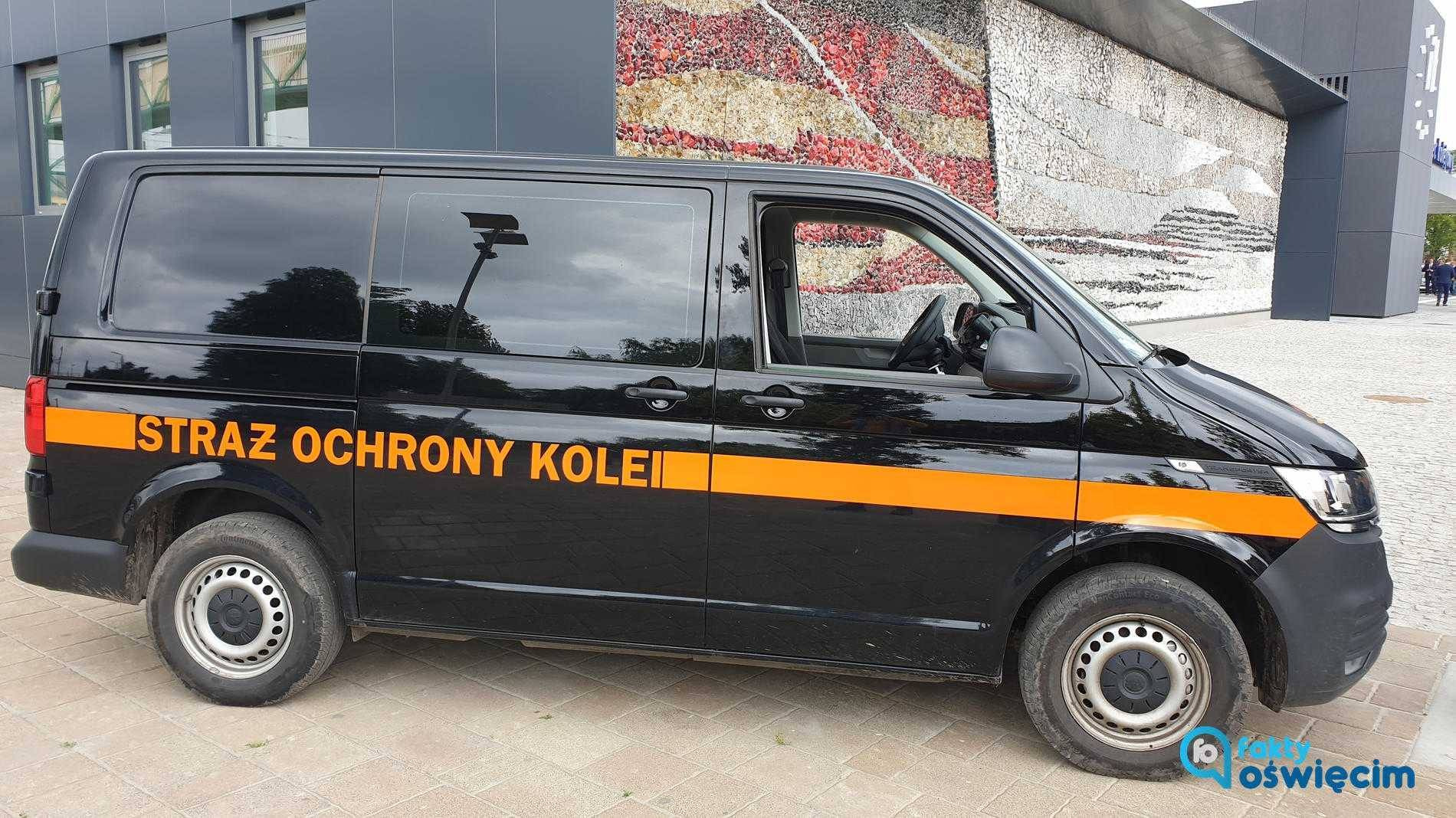 Sytuacja z mostu kolejowego mrozi krew w żyłach