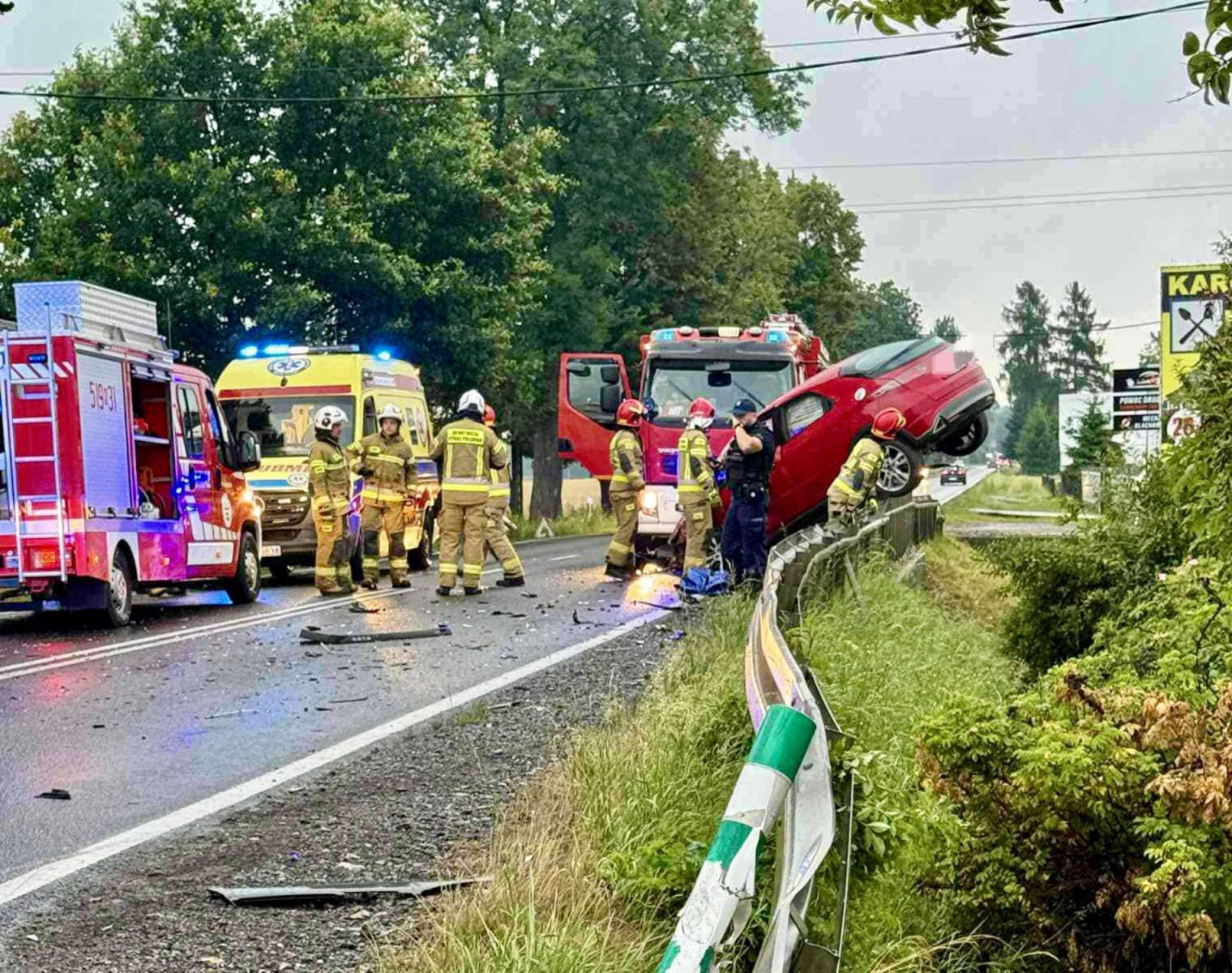 Niebezpieczny skręt w Łękach. 26-latka w szpitalu – FOTO