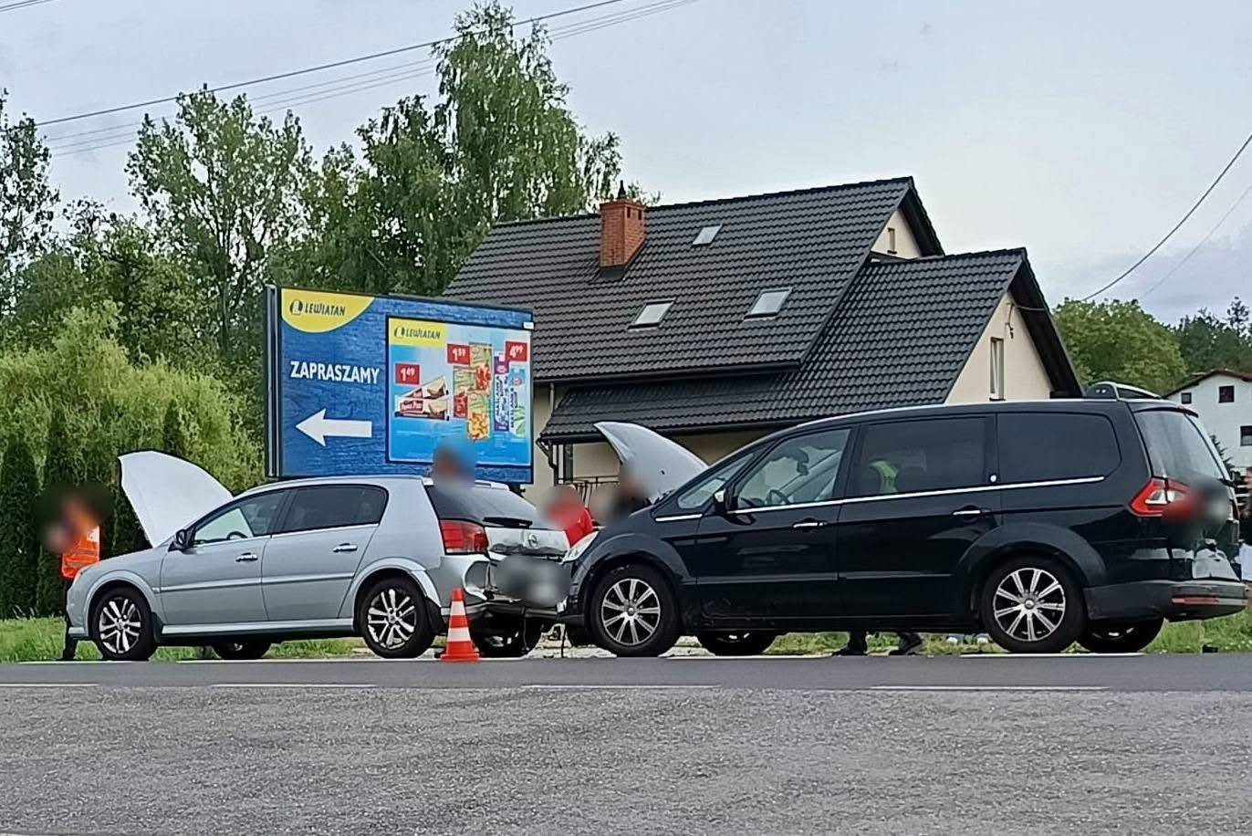 Kolizja trzech aut. Są utrudnienia na drodze krajowej nr 52