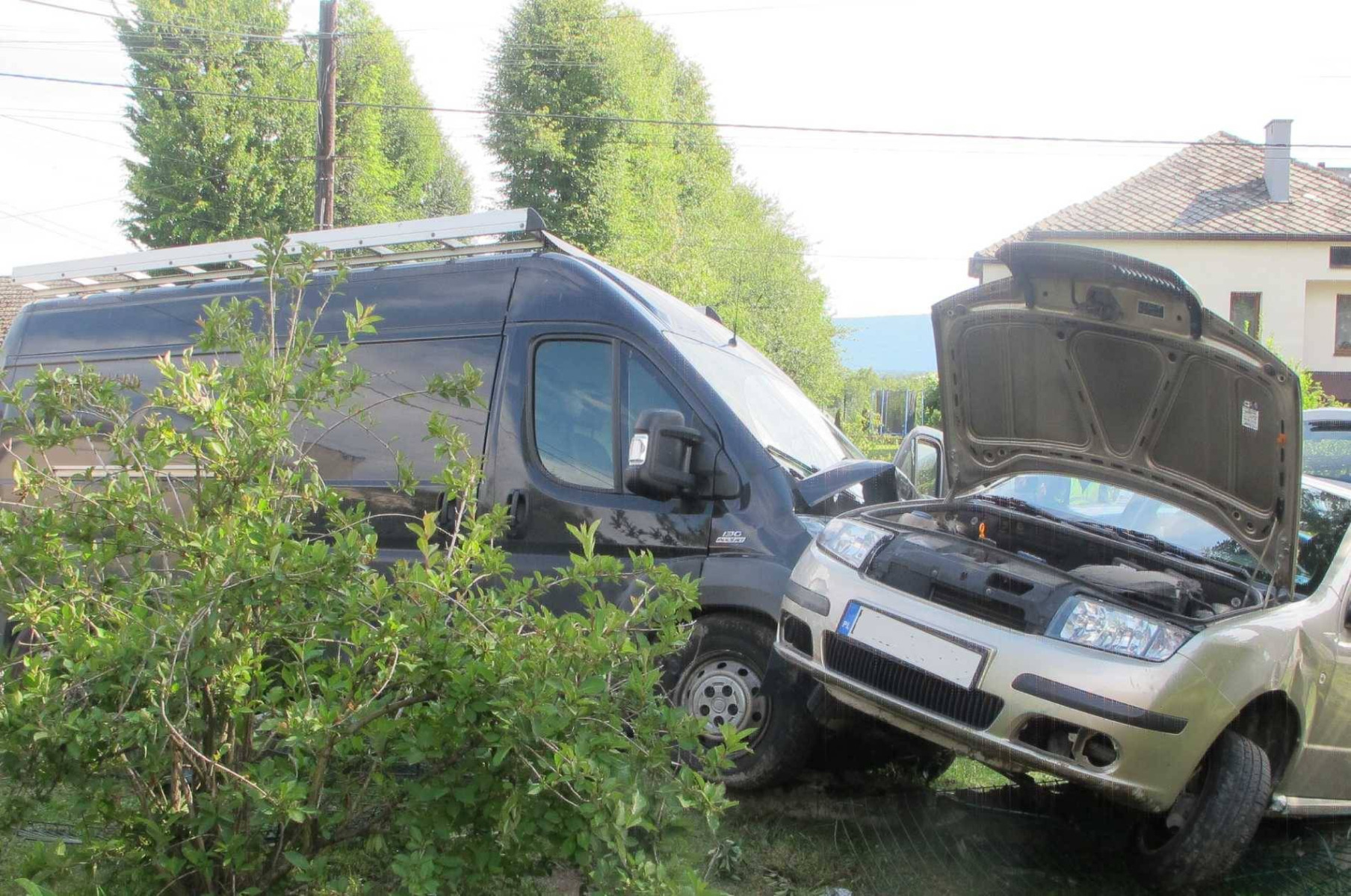 Kobieta nie zauważyła dostawczaka. Samochody wjechały w płot – FOTO