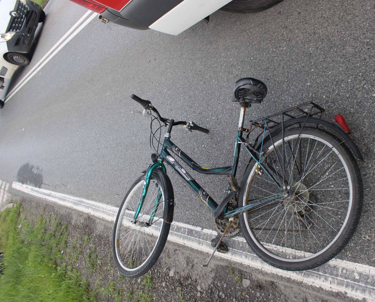 Pijany rowerzysta wpadł pod samochód dostawczy