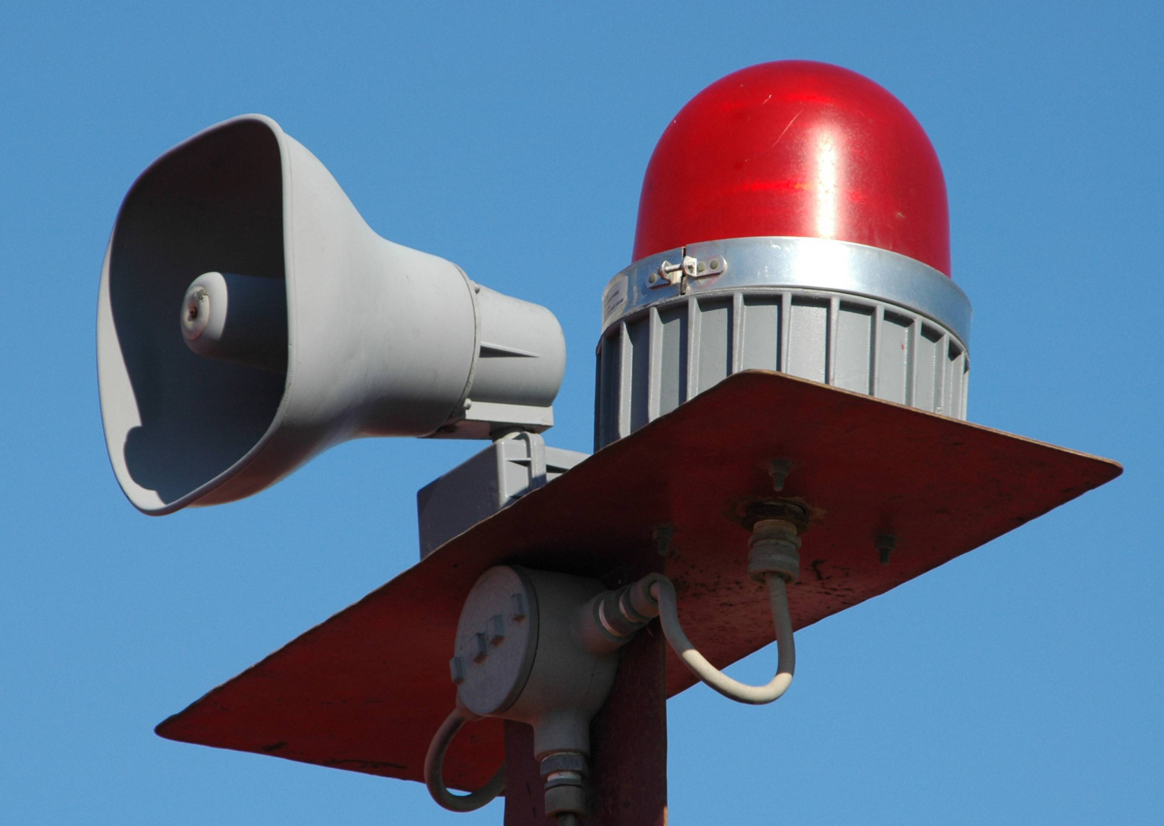 Syrena zabrzmi pod mostem na Sole