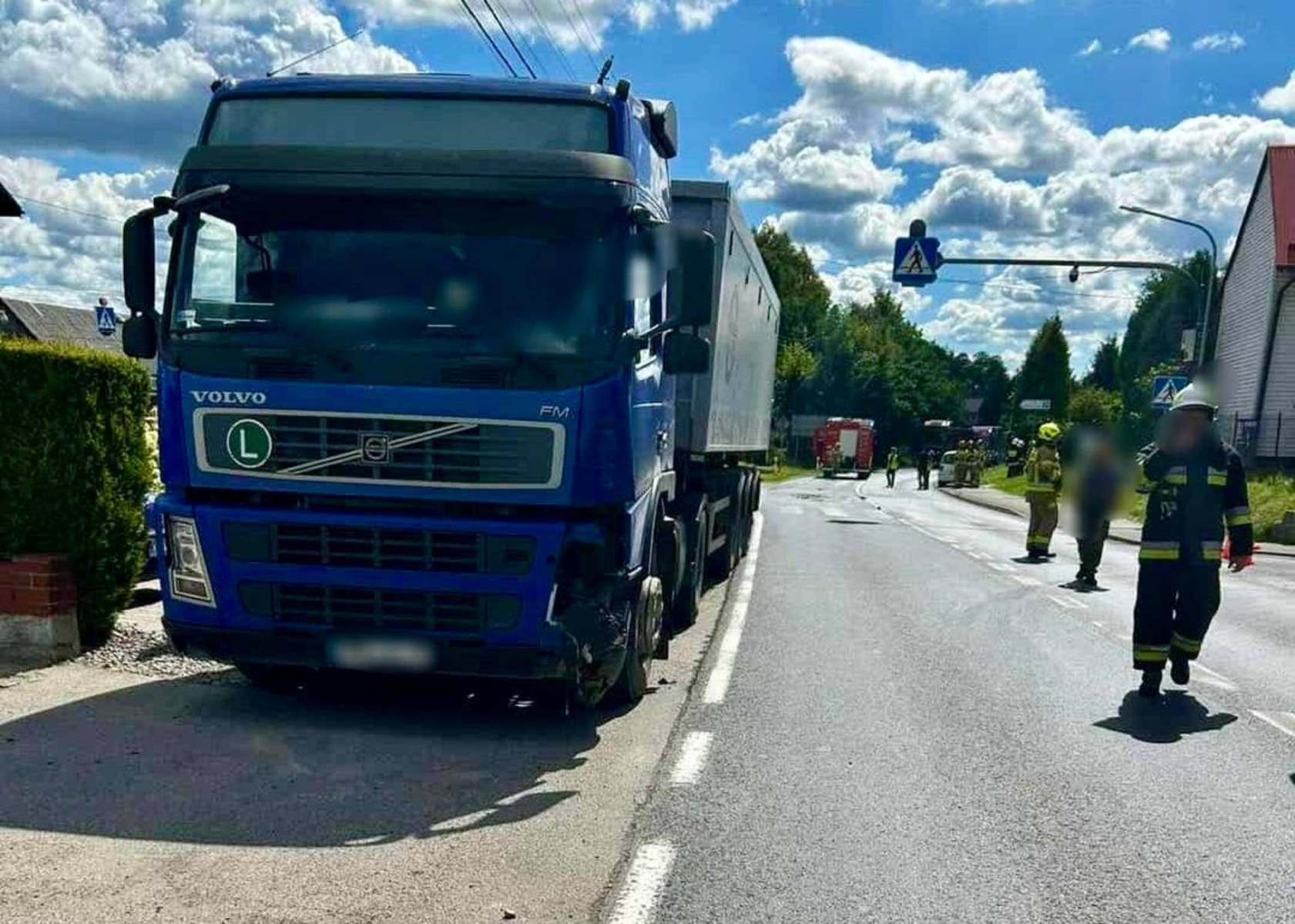 Zderzenie osobówki z ciężarówką na ulicy Krakowskiej w Przeciszowie