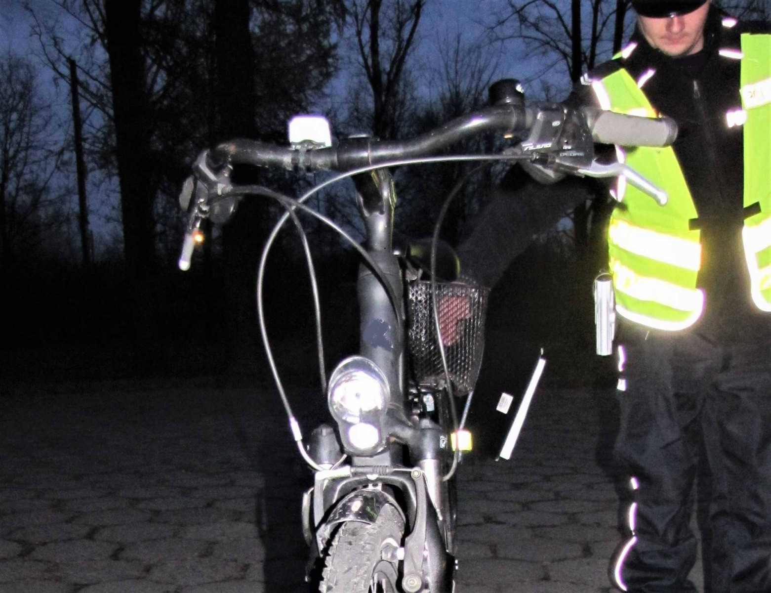 Trzy promile i przewrotka podczas nocnej jazdy na rowerze