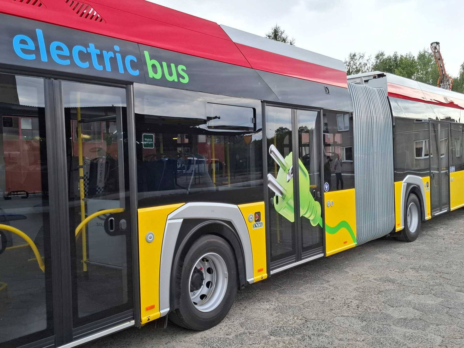 Elektryczny przegubowiec już w taborze oświęcimskiego przewoźnika – FOTO