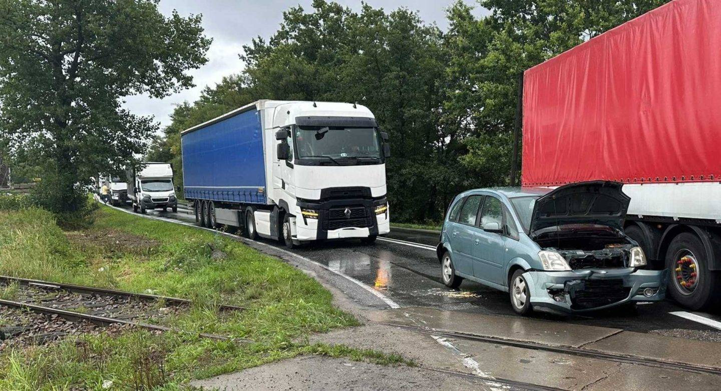 Tir uderzył w dwie osobówki. Do szpitala trafił ośmiolatek – FOTO