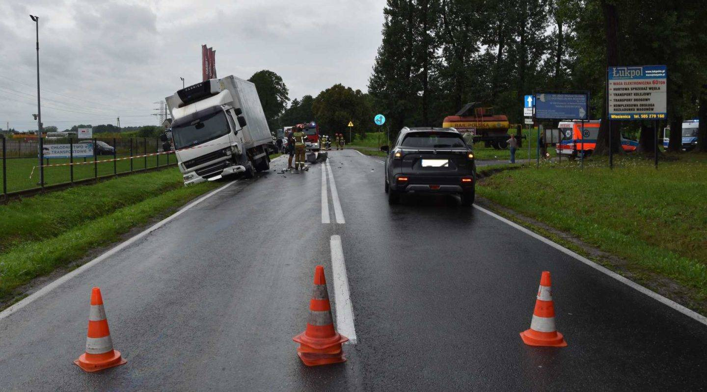 Wypadek samochodu ciężarowego z trzema osobówkami – FOTO