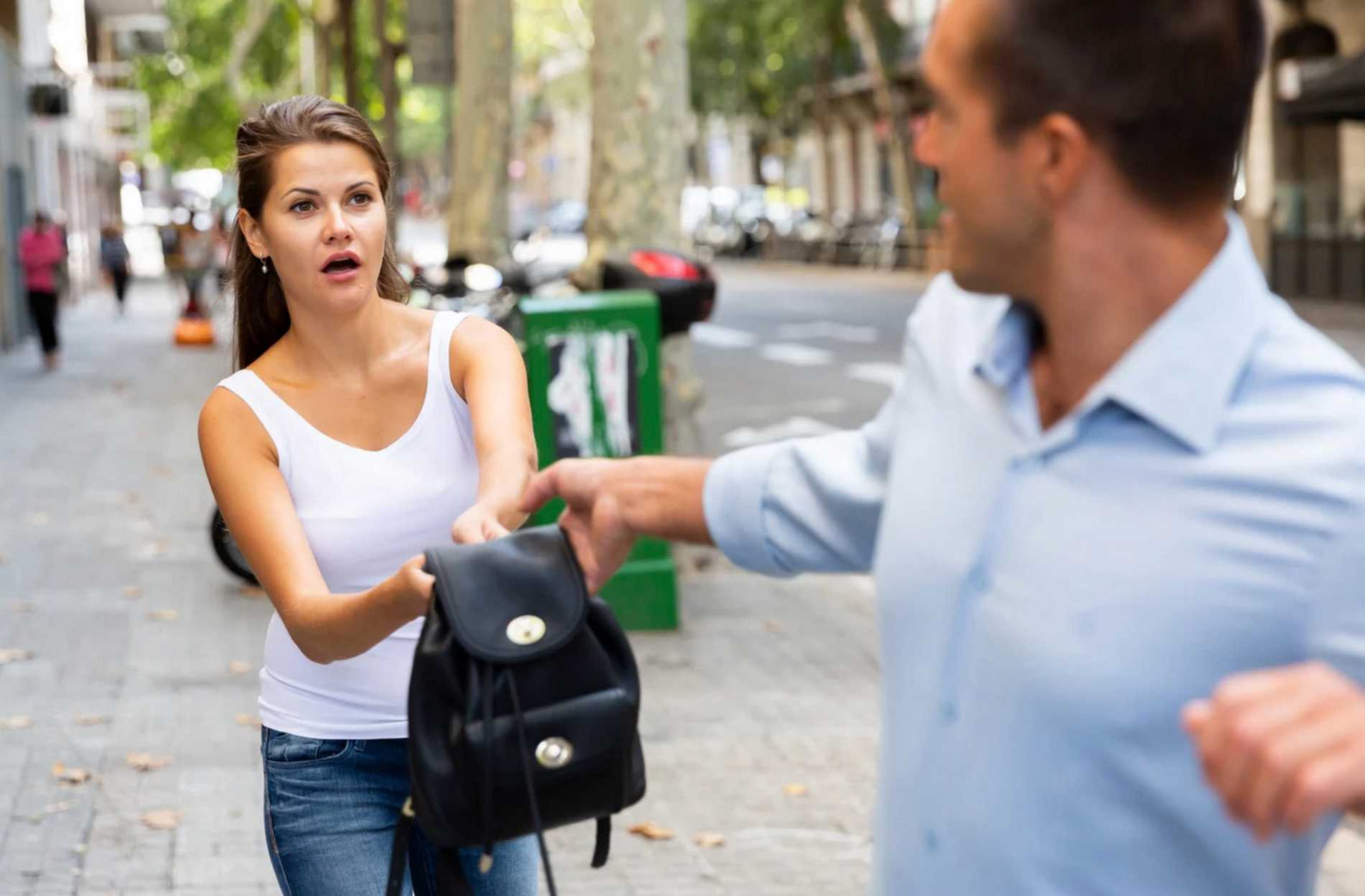 Uderzył butelką nastolatkę i ukradł jej słuchawki