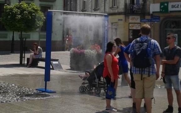 W Oświęcimiu na Rynku i przed OCK stanęły kurtyny wodne. W upały można się schłodzić