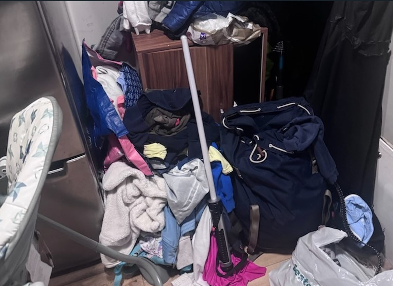 Zaniedbane dzieci pod opieką nietrzeźwych rodziców. Niemowlę w szpitalu, 8-latek w pieczy zastępczej