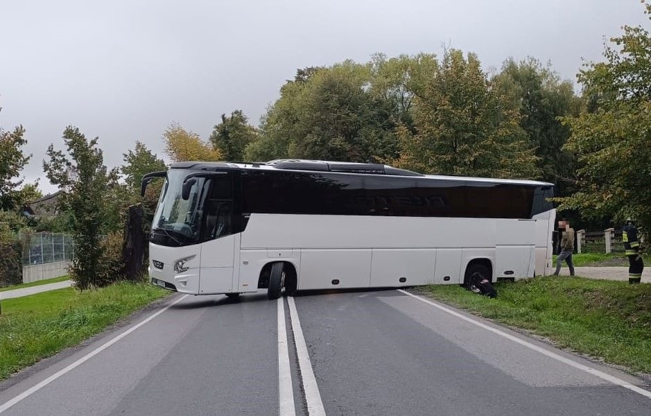 Zator: autokar z dziećmi zablokował DK 44! Kierowca ukarany mandatem