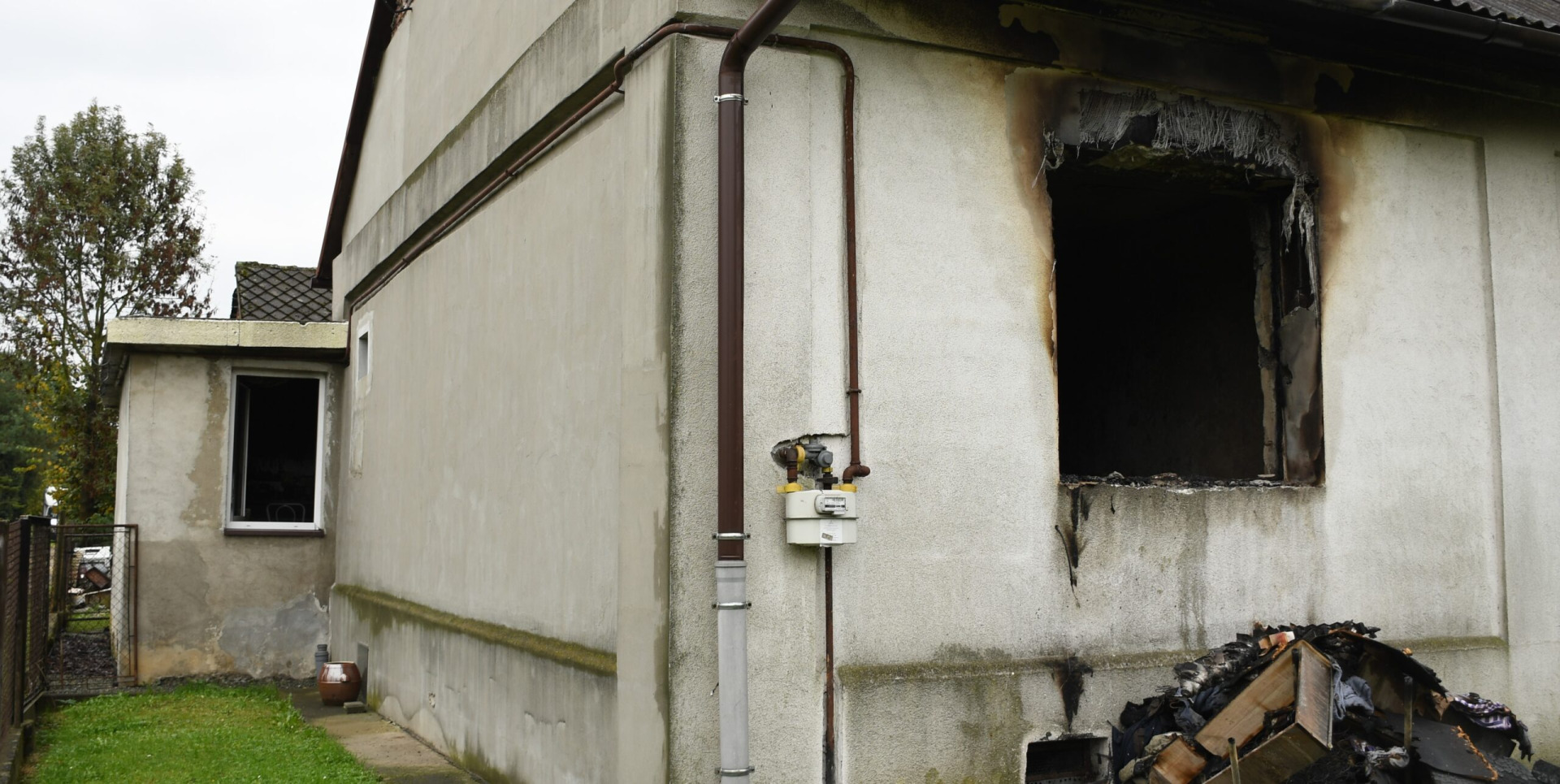 Bohaterska akcja we Włosienicy. Policjanci i mieszkańcy uratowali małżeństwo z płonącego domu