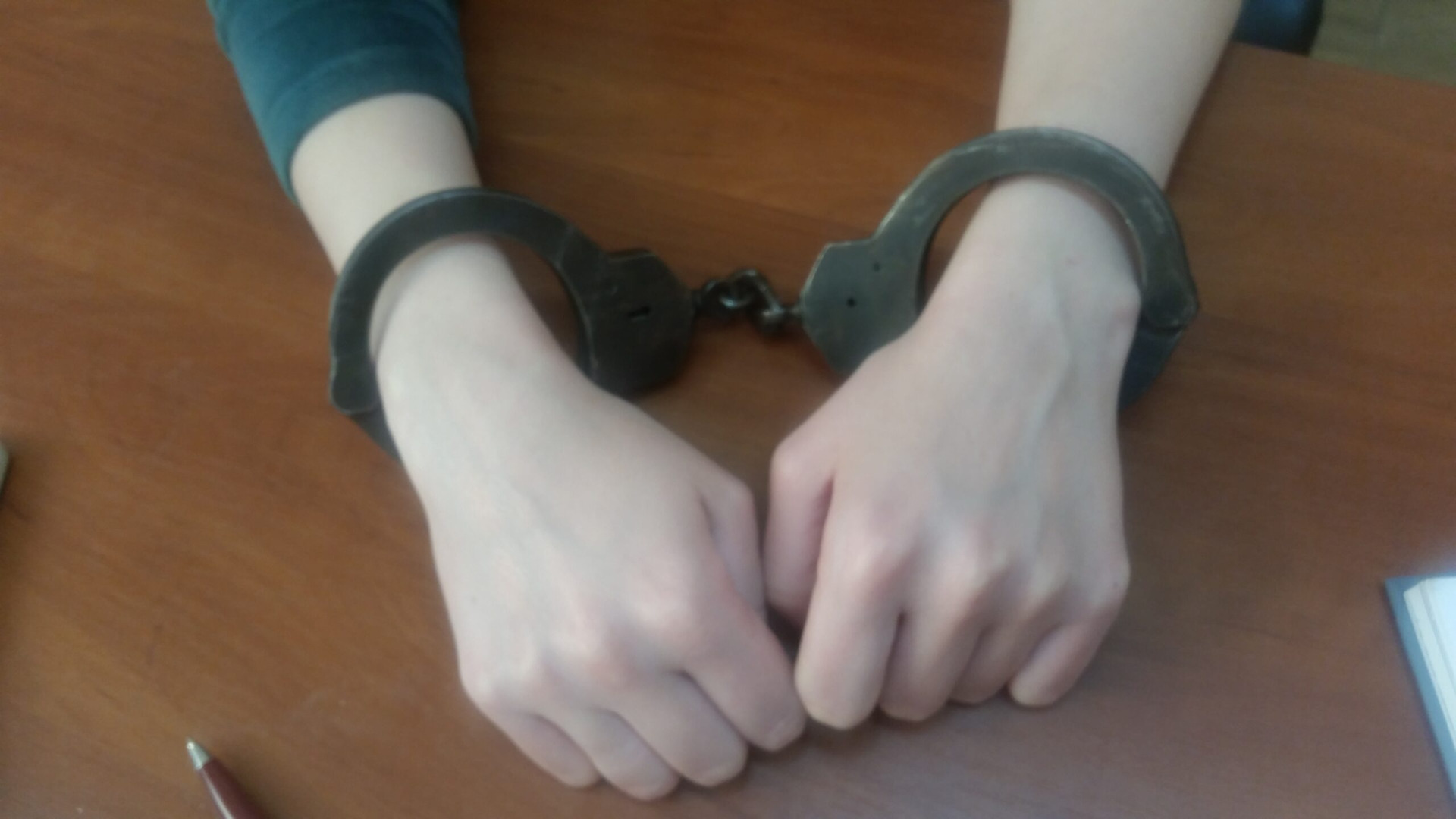 Agresywna 29-latka z Oświęcimia groziła sąsiadce śmiercią i uszkodziła drzwi. Usłyszała zarzuty