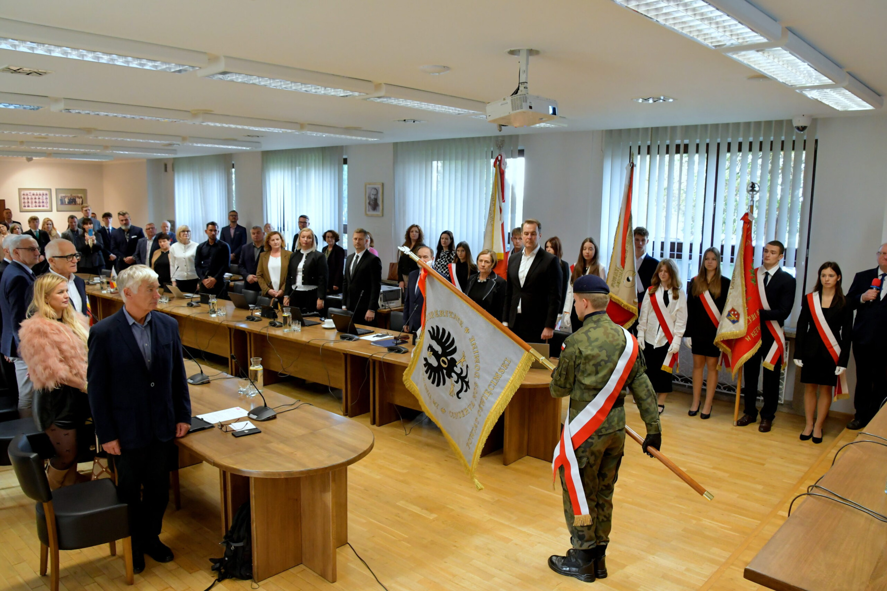 Uroczyste przekazanie Sztandaru Powiatu Oświęcimskiego podczas XVI sesji rady
