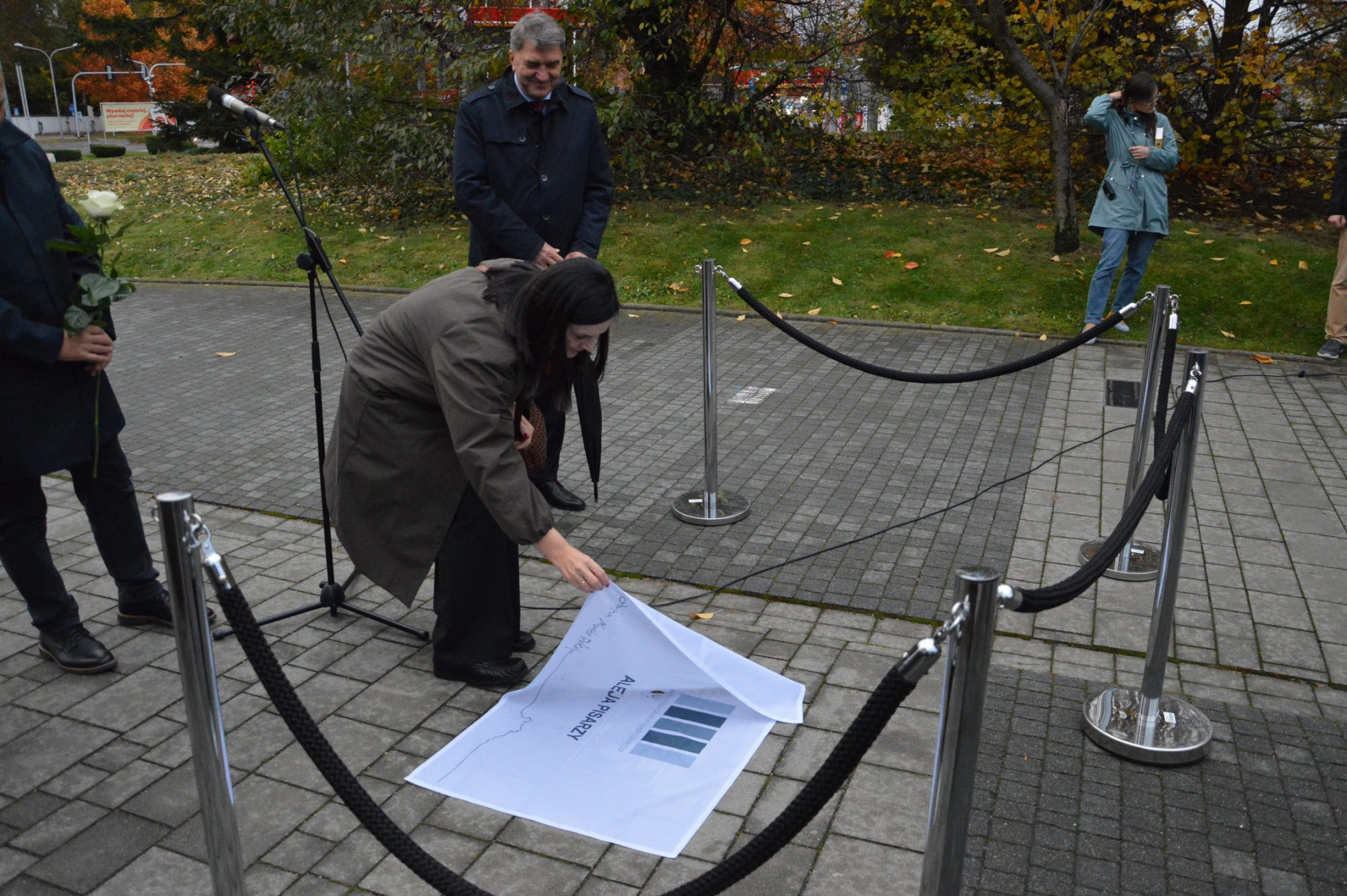 Joanna Kuciel-Frydryszak z tablicą w Alei Pisarzy w Oświęcimiu