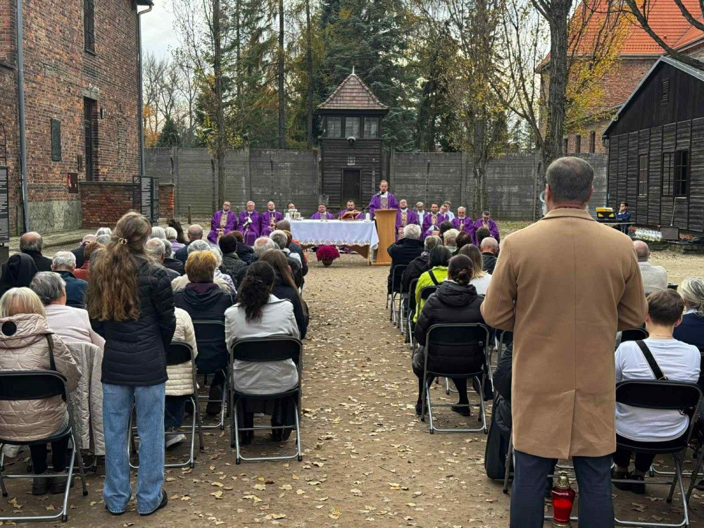 Modlitwa w cieniu Ściany Straceń. Kapłani oddali hołd ofiarom Auschwitz w Dzień Zaduszny