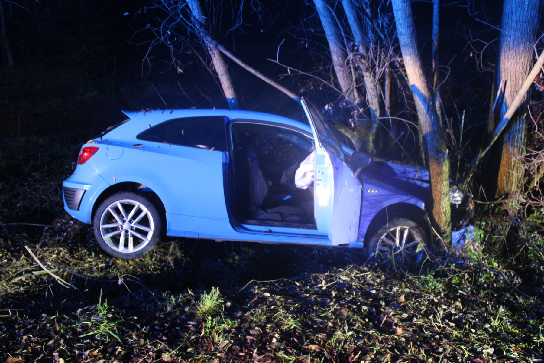 Głębowice: Samochód wypadł z drogi i uderzył w drzewa. Pięć osób w szpitalu